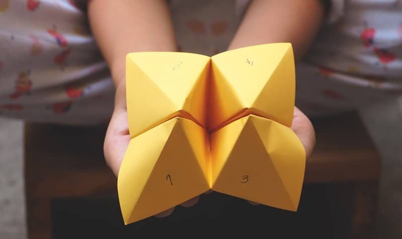 Cocotte en papier ouverte au bout des doigts pour jouer