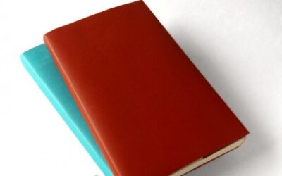 Couvrir ses cahiers en papier kraft : la méthode sans colle ni scotch (spécial rentrée)
