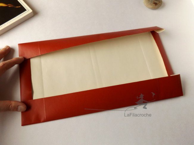 Rabattre les bords haut et bas du papier pour couvrir le cahier
