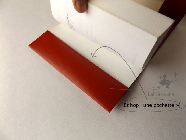 Glisser la couverture du cahier dans la pochette pliée