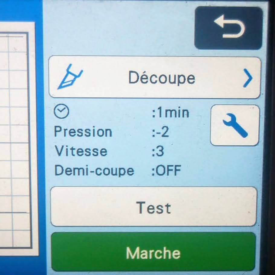 Écran de réglage d'une machine de découpe : pression, vitesse et coupe test