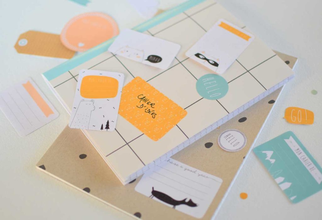 Cahier décoré avec des étiquettes et stickers faits maison