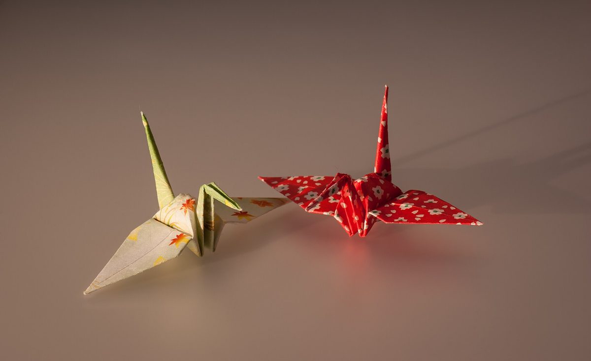 Plusieurs grues en papier colorees pliees en origami