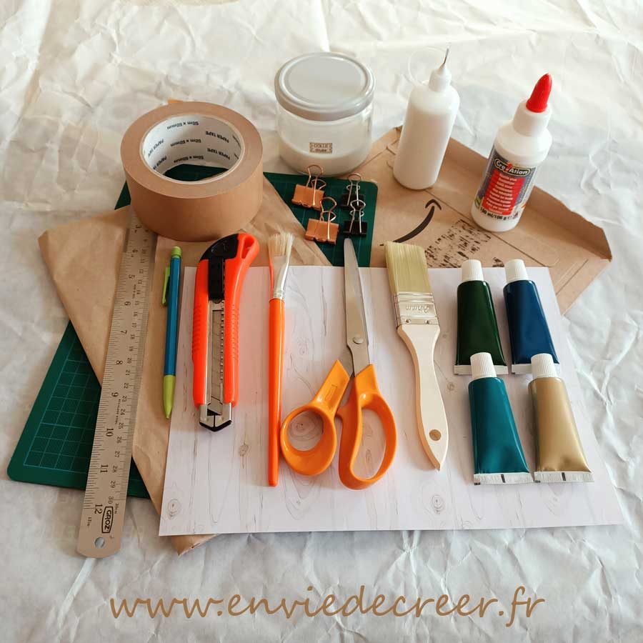 Matériel de base pour fabriquer un junk journal : carton, papiers, colle, ciseaux