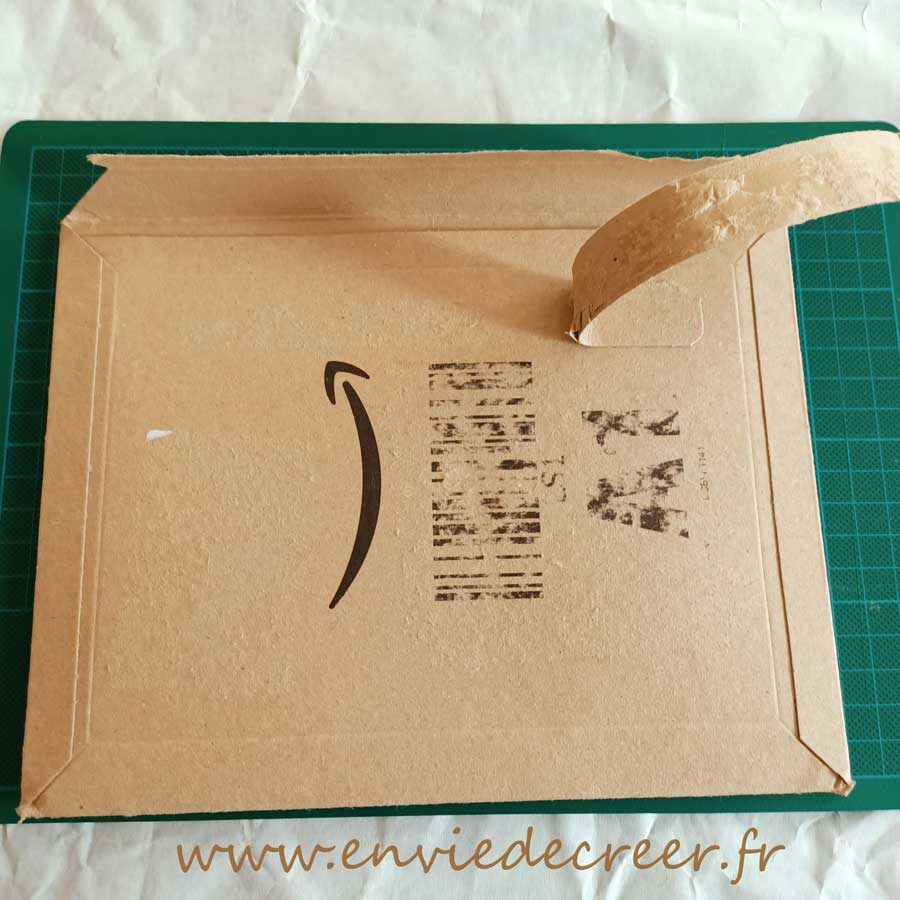 Renforcer le dos de la couverture du junk journal avec une languette de papier kraft