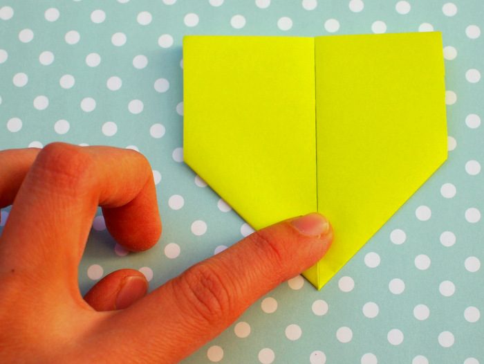 Étape du pliage : insérer les rabats dans la pochette du triangle