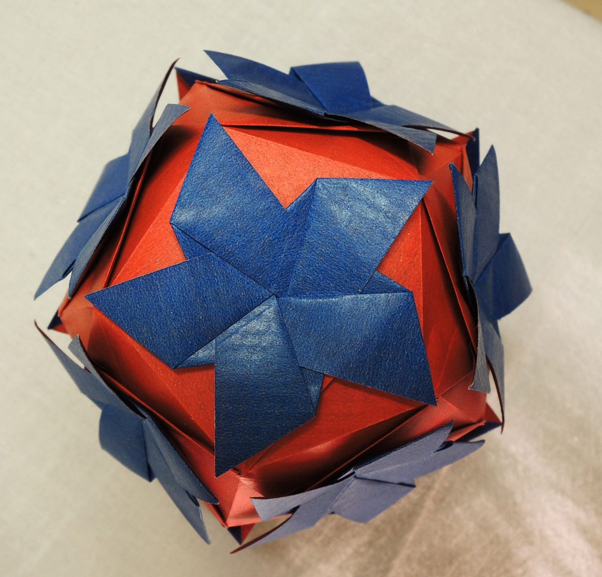 Boule kusudama en origami modulaire colorée