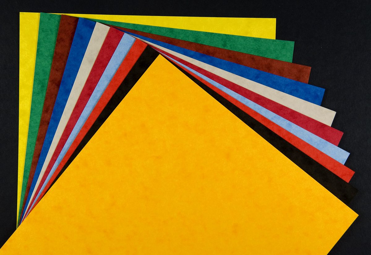 Papiers cartonnes colores et textures prets a etre decoupes