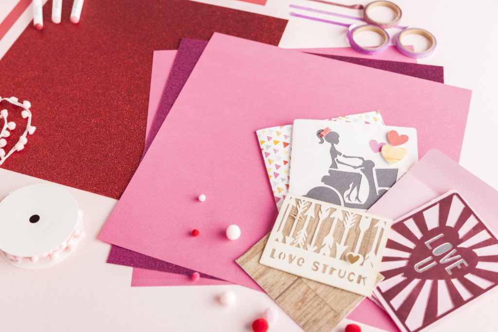 Pile de feuilles de papier cartonné colorées prêtes pour la découpe Cricut