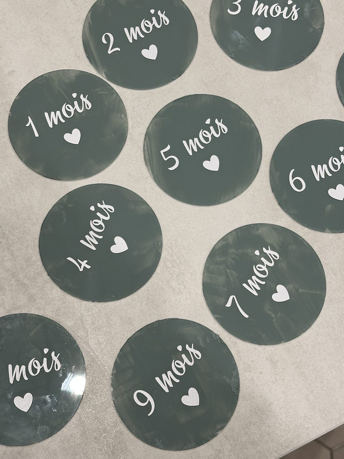 Cartes étapes de bébé découpées dans du papier cartonné noir avec une Cricut