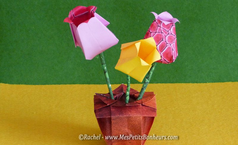 Bouquet de tulipes en origami de plusieurs couleurs dans un pot en papier