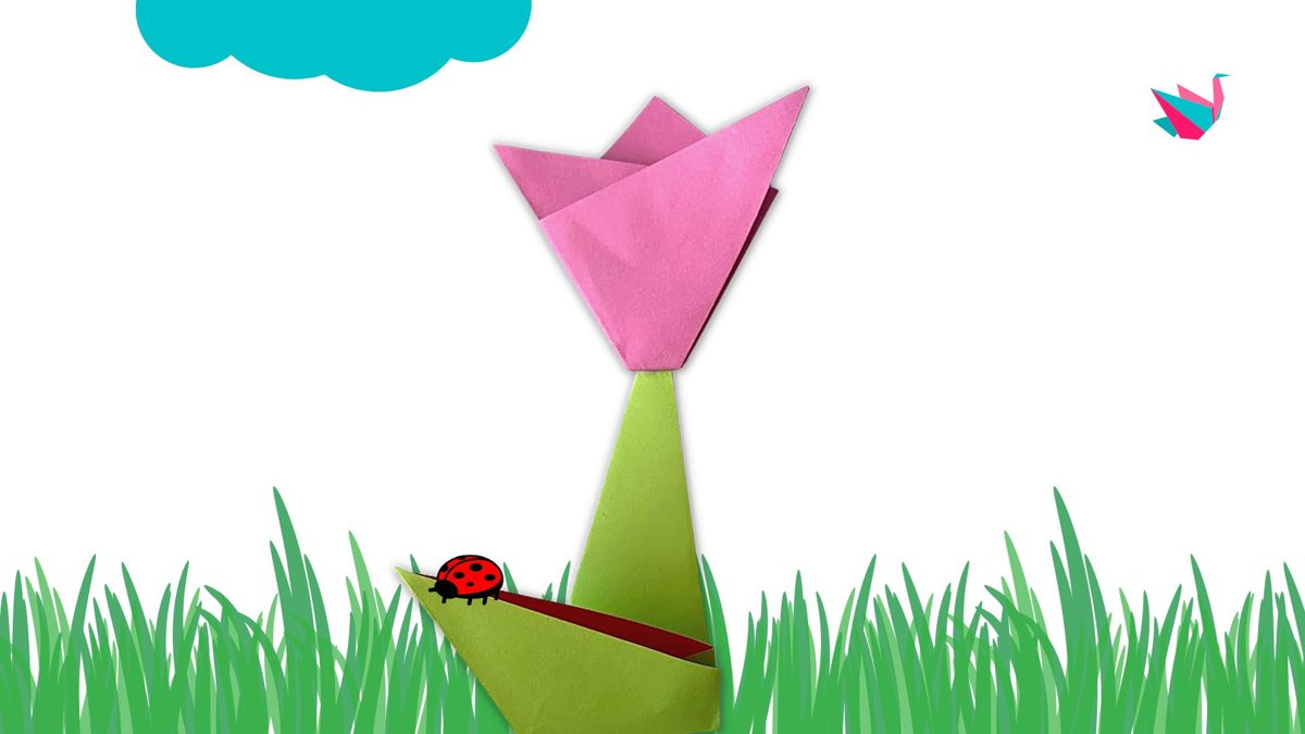 Tulipe en origami rose terminée avec sa tige verte