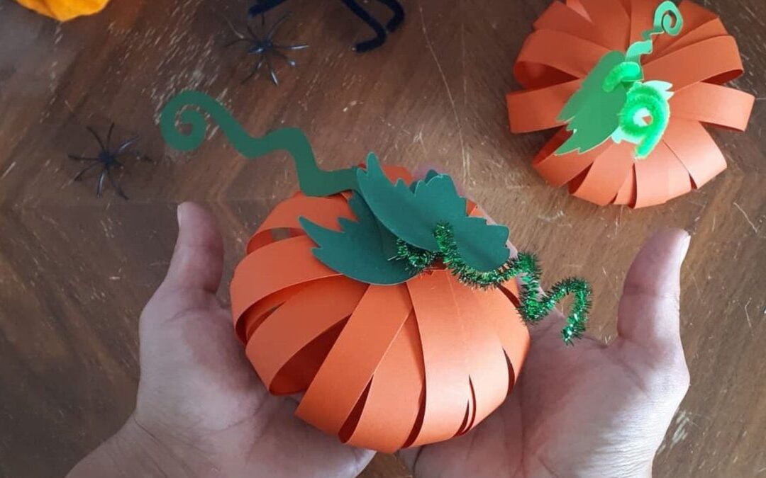 Citrouilles en papier orange décorant une table d'automne