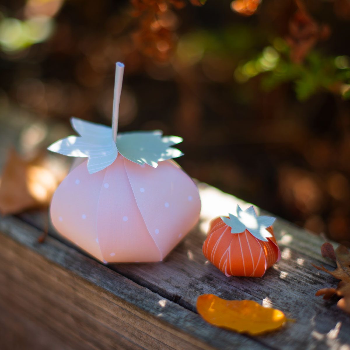 Petites citrouilles décoratives découpées dans du papier orange
