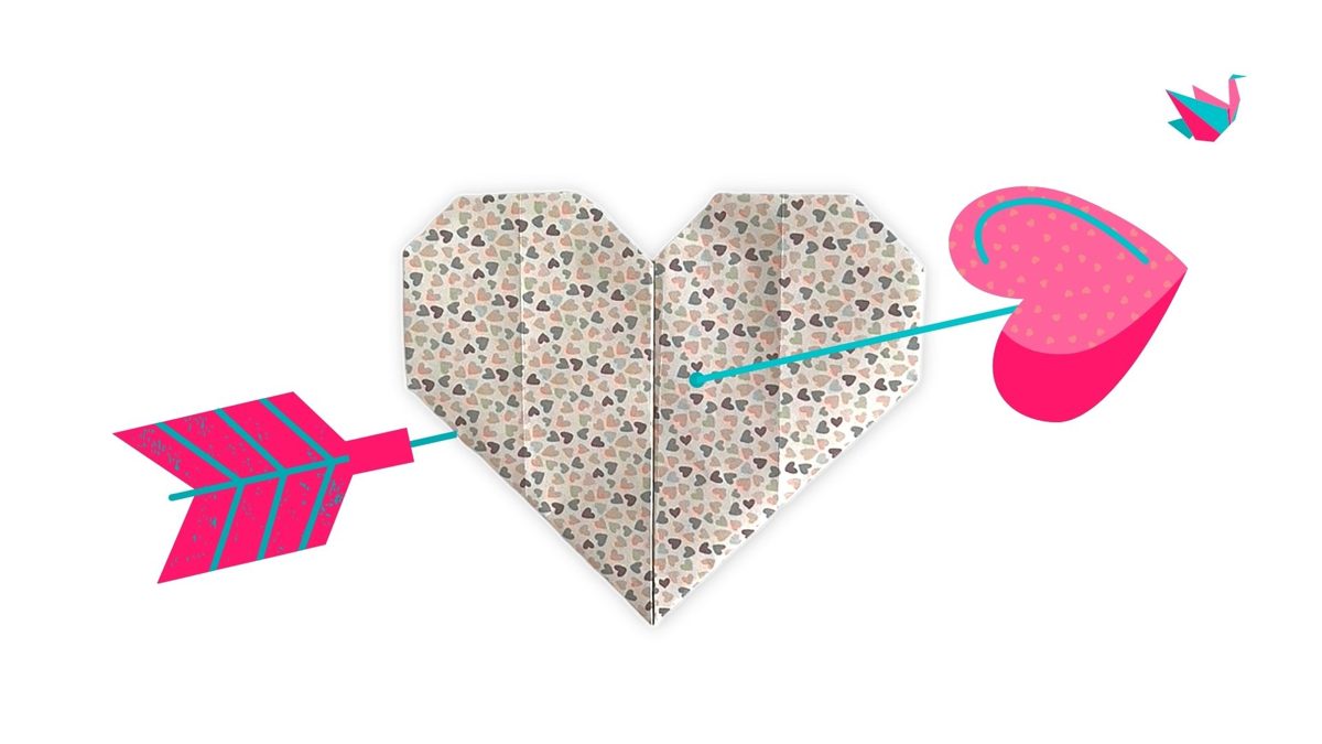 Cœur plat plié en origami à partir d'une feuille carrée à motifs