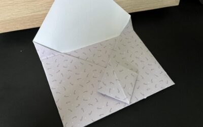 Enveloppe en papier : 3 méthodes faciles pour la plier vous-même (sans machine)
