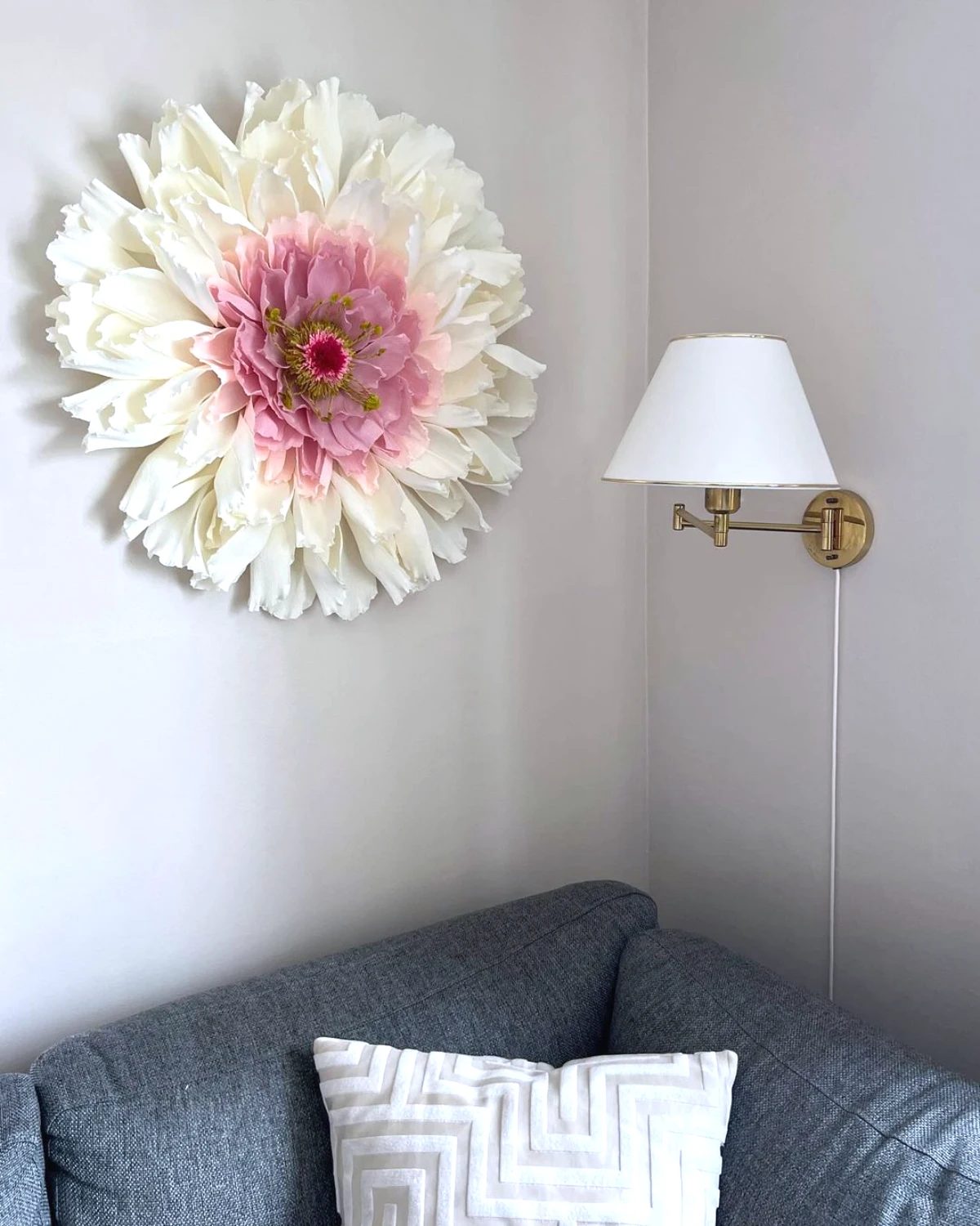 Décoration murale composée de grandes fleurs en papier crépon