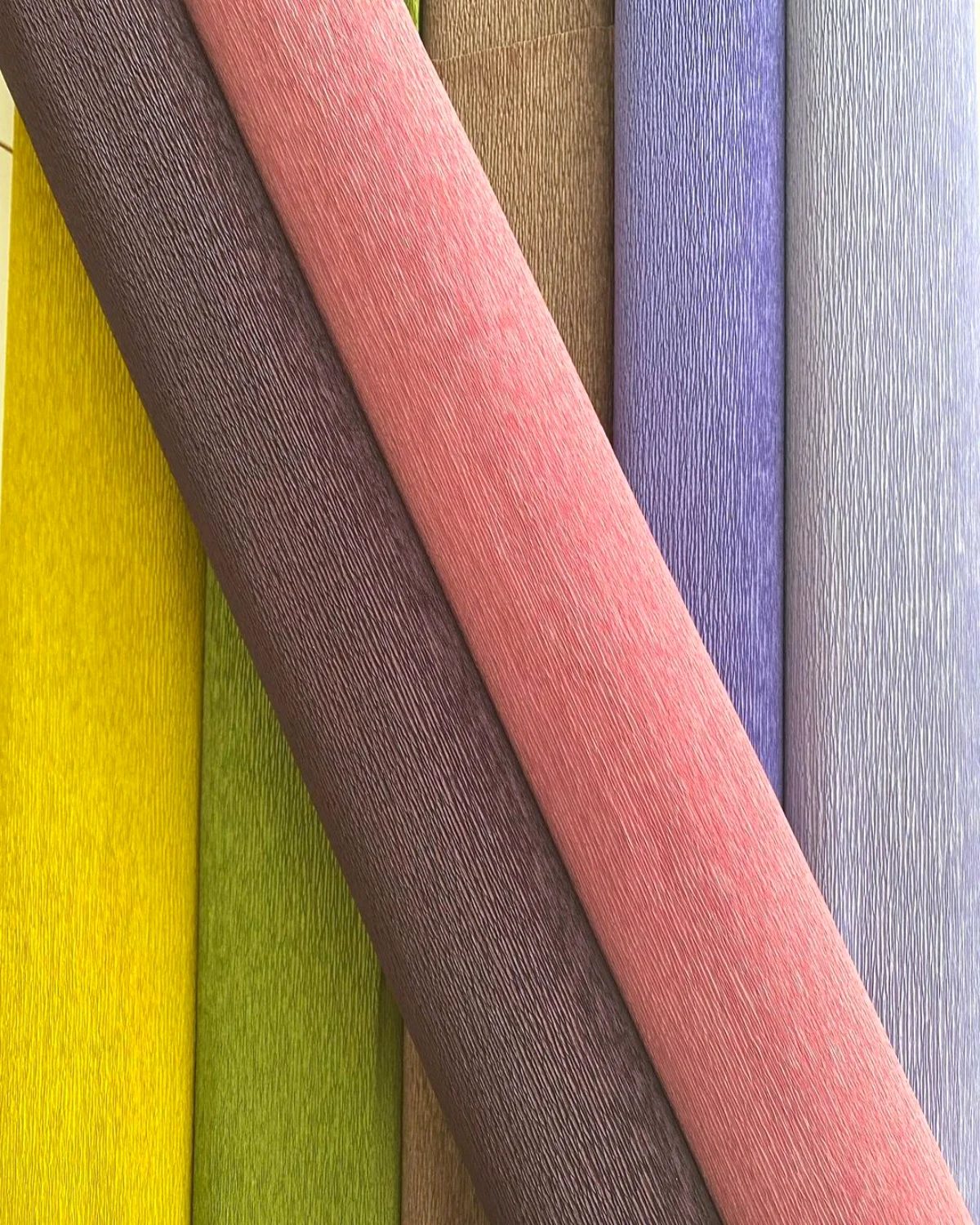 Rouleaux de papier crépon de différentes couleurs pour fabriquer des fleurs