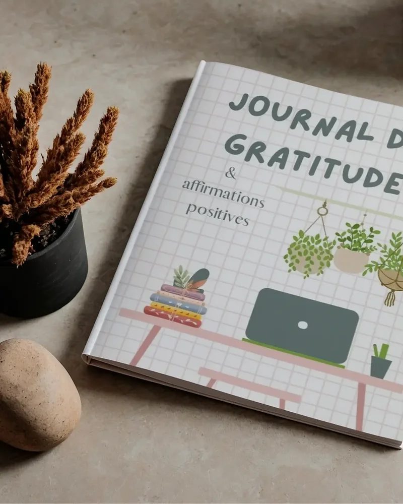 Carnet de journaling ouvert avec idees de gratitude et decoration simple