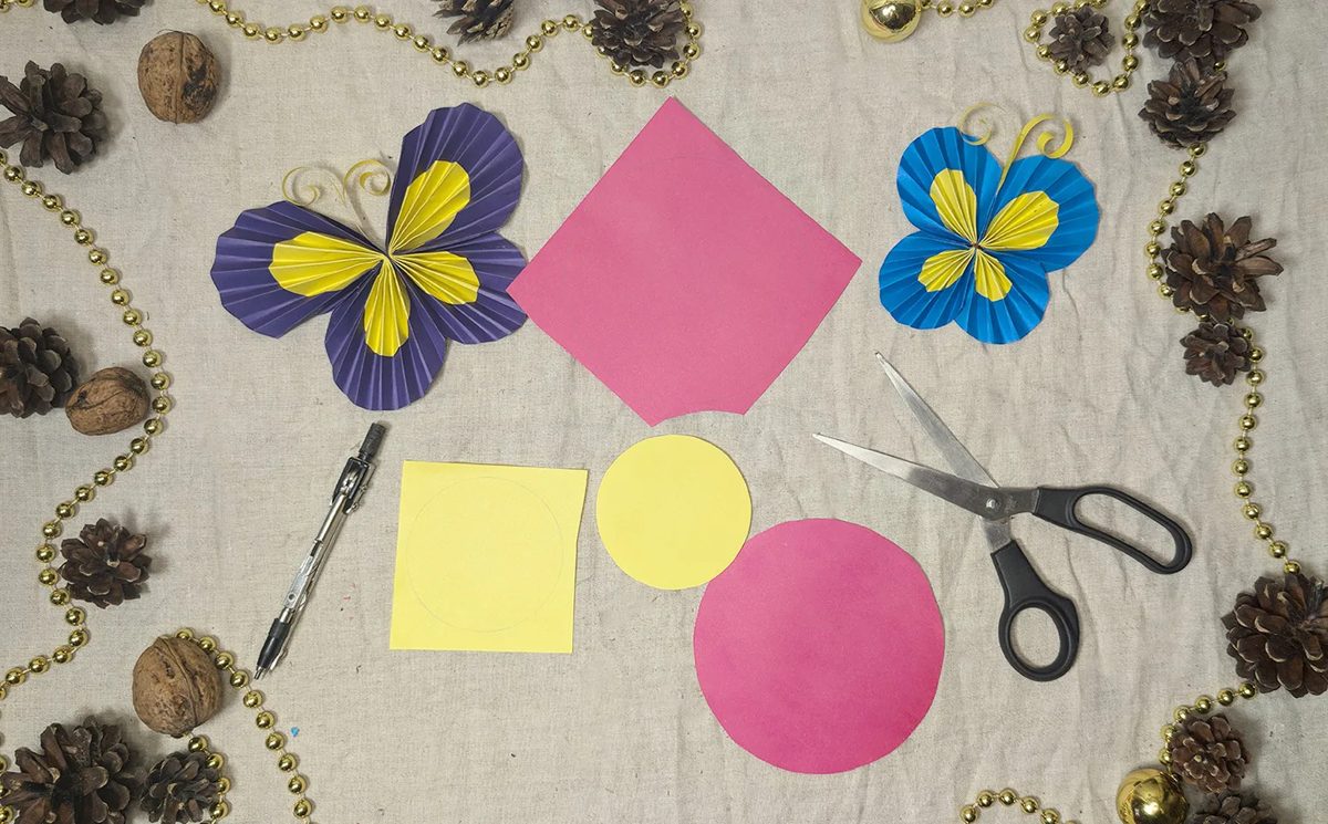 Découpe des ailes de papillon dans du papier cartonné