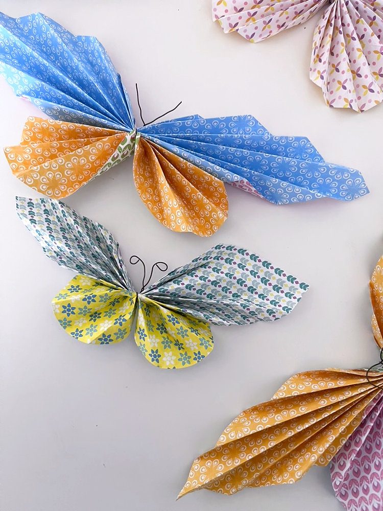 Papillon en origami plié à partir d'une feuille carrée