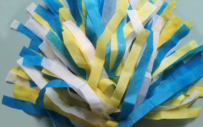 Pompon en papier de soie : le tuto pas à pas pour de jolies boules gonflées (déco de fête facile)