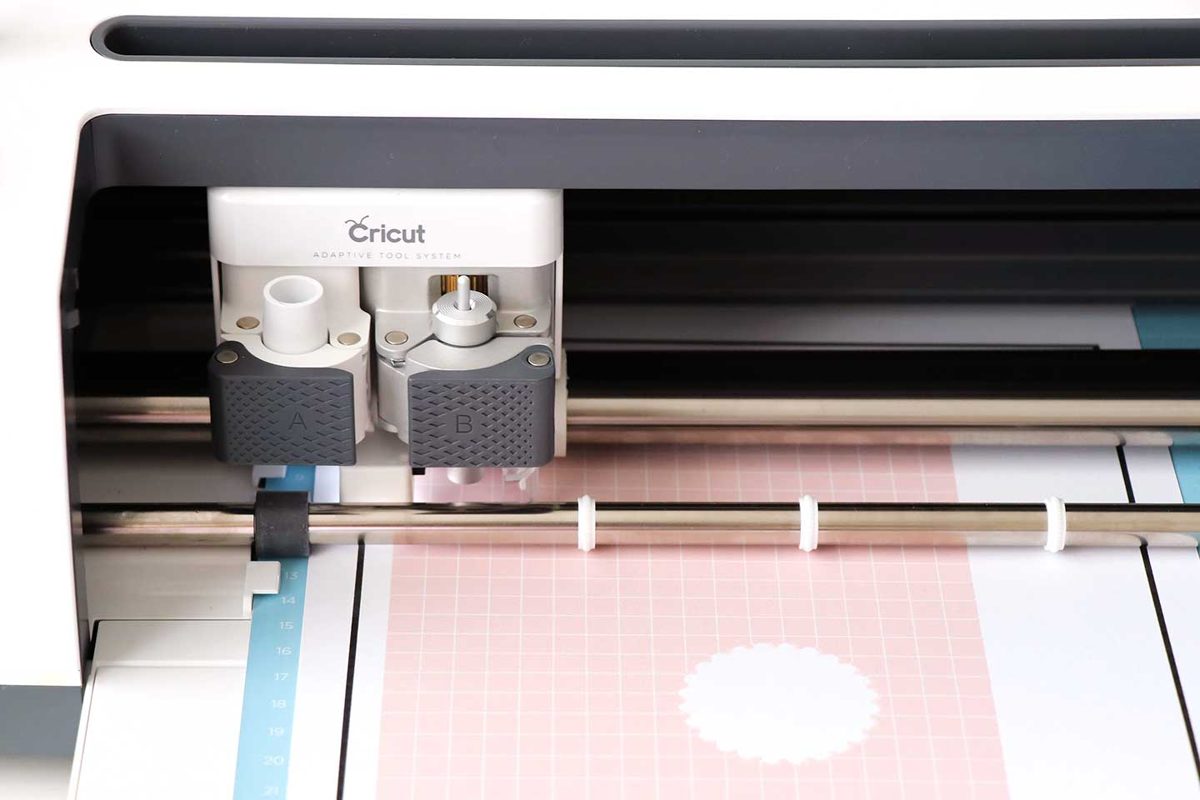 La Cricut scanne les repères puis découpe le motif imprimé sur le tapis