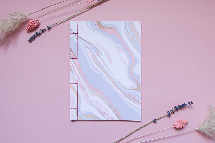 Dos du carnet montrant la couture japonaise terminée au fil rose