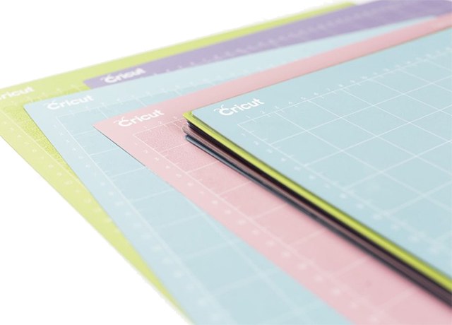 Quel tapis de découpe Cricut choisir ? Mon guide papier (bleu, vert, violet)