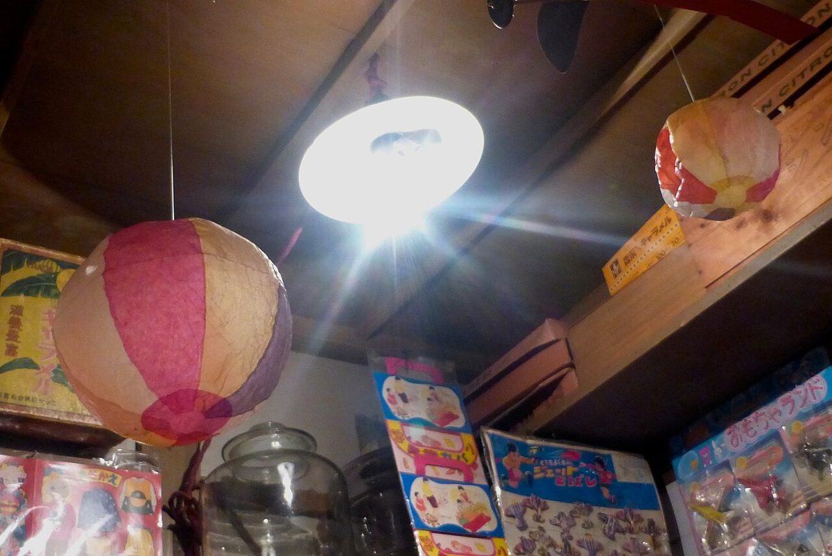 Ballons en papier japonais colores suspendus et eclaires dans une boutique