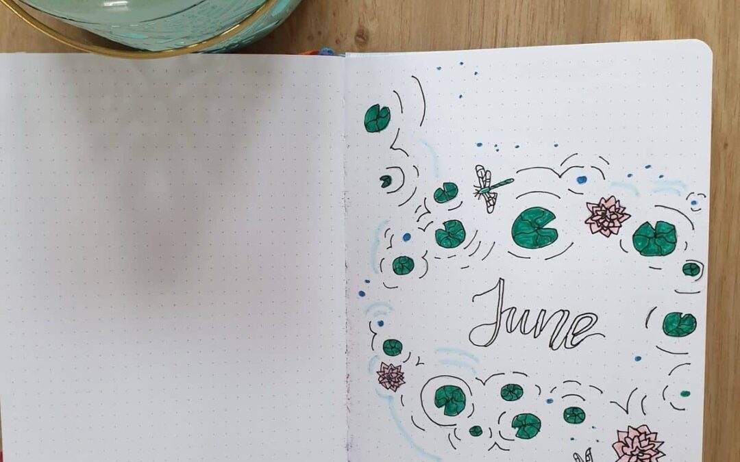 Double page de bullet journal illustrée à la main sur papier pointillé