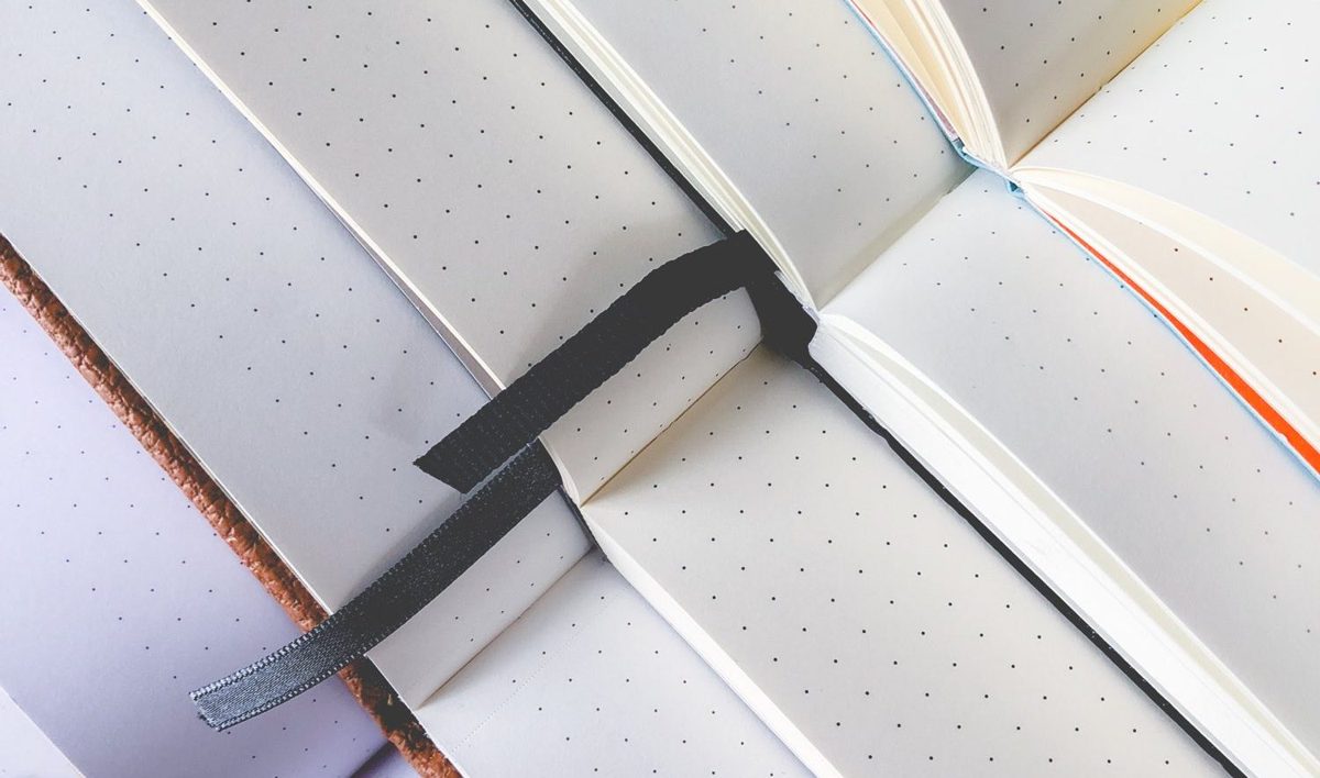 Plusieurs carnets pointillés ouverts côte à côte pour comparer le dot grid