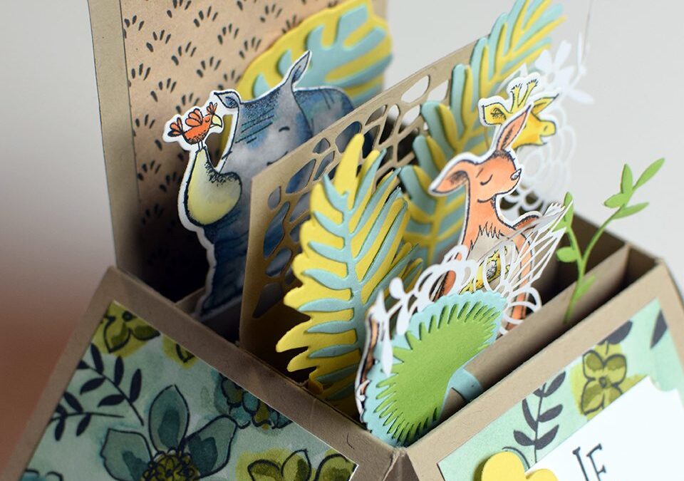Carte pop-up en papier avec deux animaux qui se dressent à l'ouverture