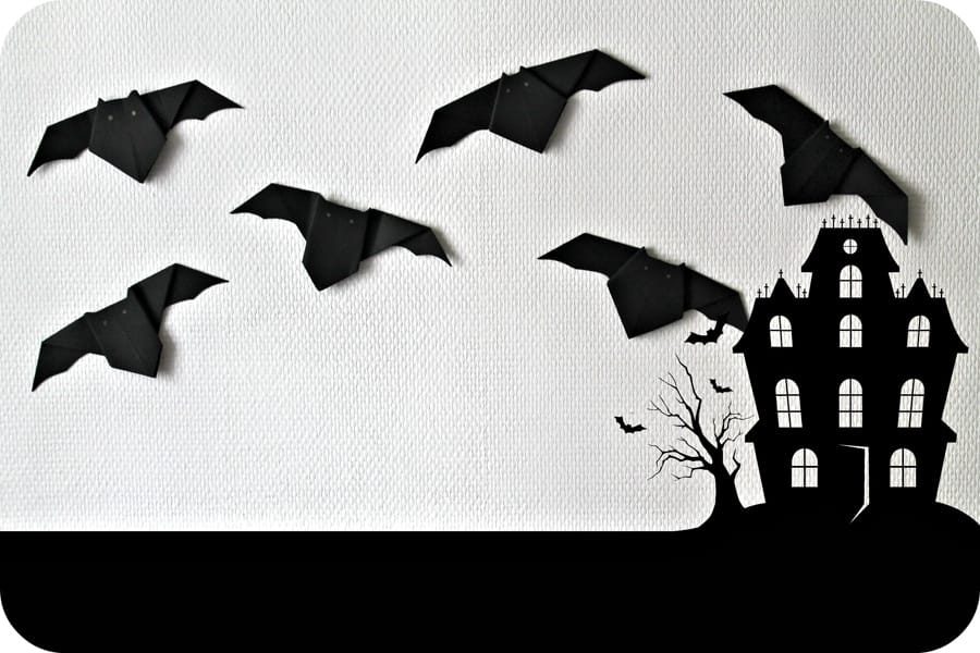 Chauves-souris en papier noir terminees, en groupe