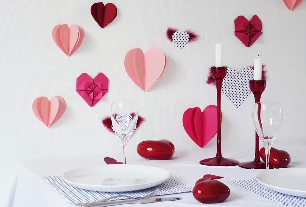 Un mur de cœurs en papier de toutes les couleurs pour une déco de fête