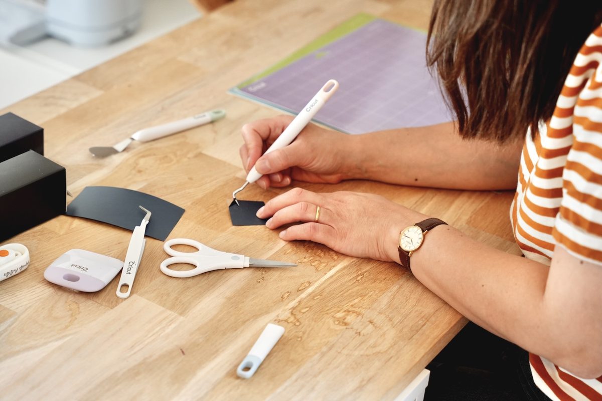 Retrait du papier decoupe avec l outil de precision Cricut