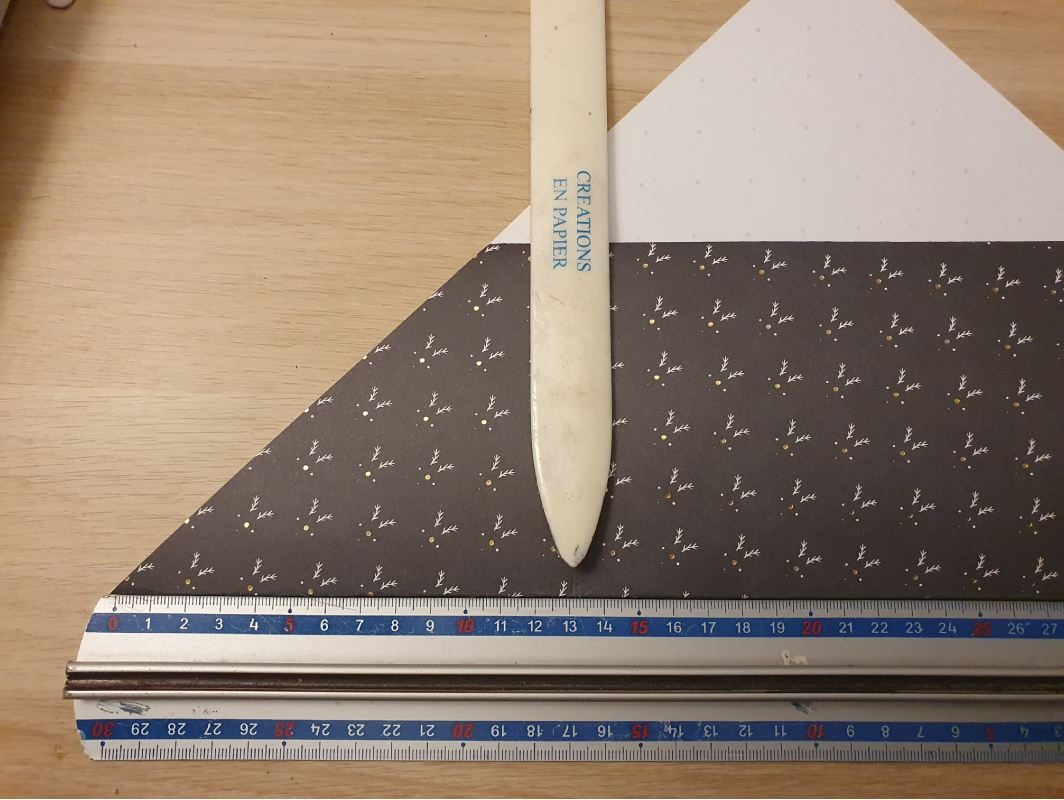 Rabattre la pointe supérieure pour fermer l enveloppe en papier