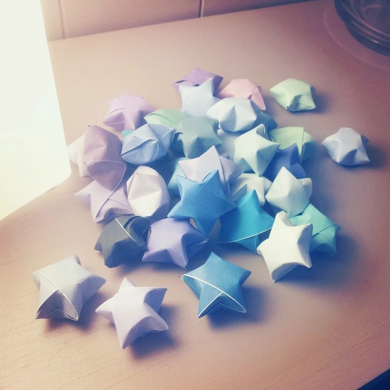 Petites étoiles 3D en papier de couleurs pastel