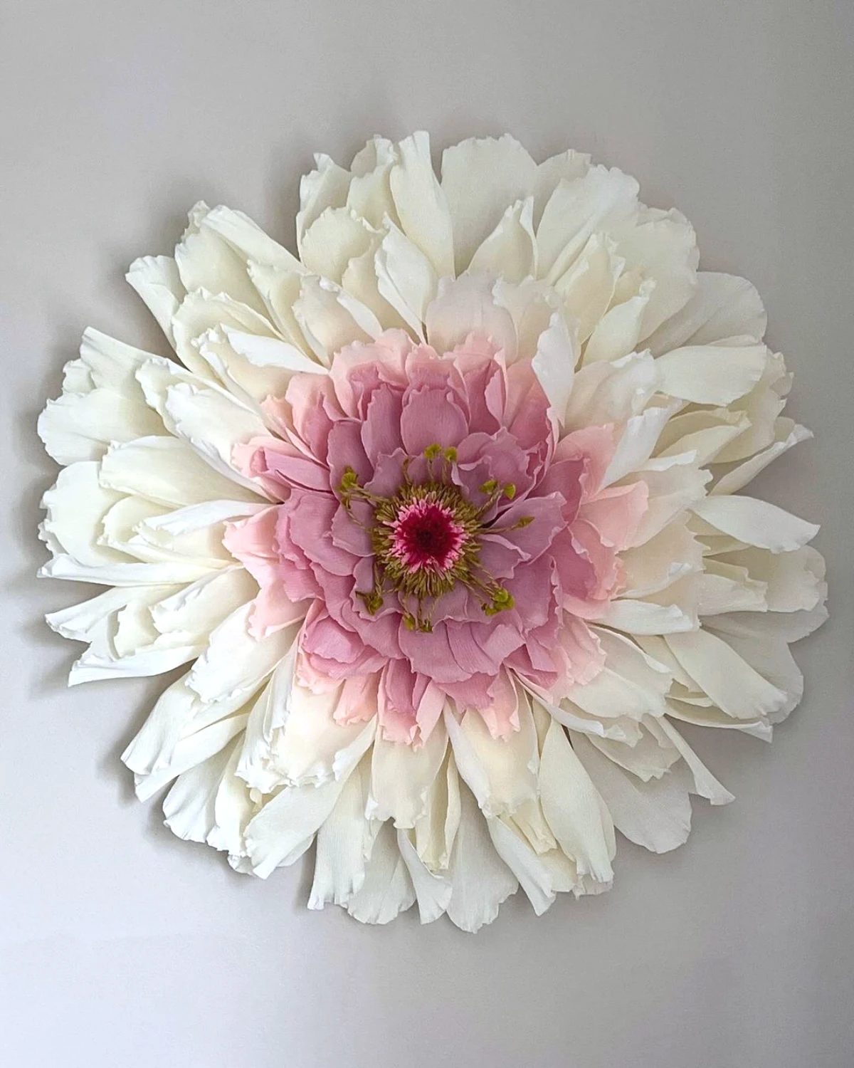 Grande fleur blanche en papier crépon aux pétales froissés et arrondis
