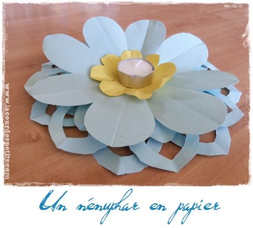 Fleur en papier colorée obtenue en kirigami après découpe et dépliage