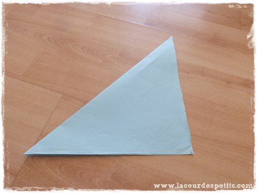 Plier le papier en accordéon avant de découper la fleur en kirigami