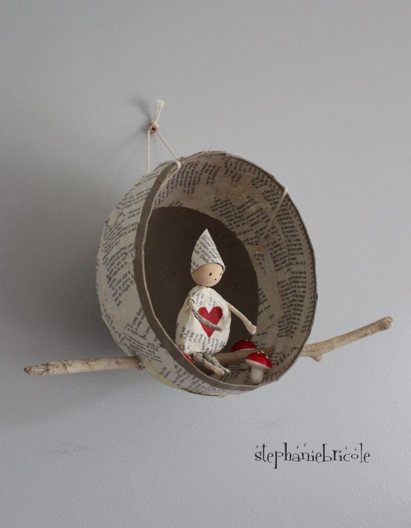 Petite déco suspendue en papier mâché réalisée avec du papier journal