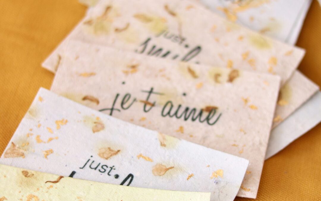 De jolies feuilles de papier recyclé fait maison transformées en cartes