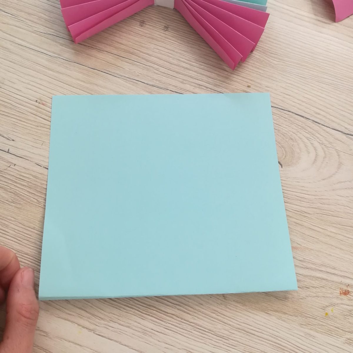 Papillon en papier plié en accordéon avec antennes en fil chenille