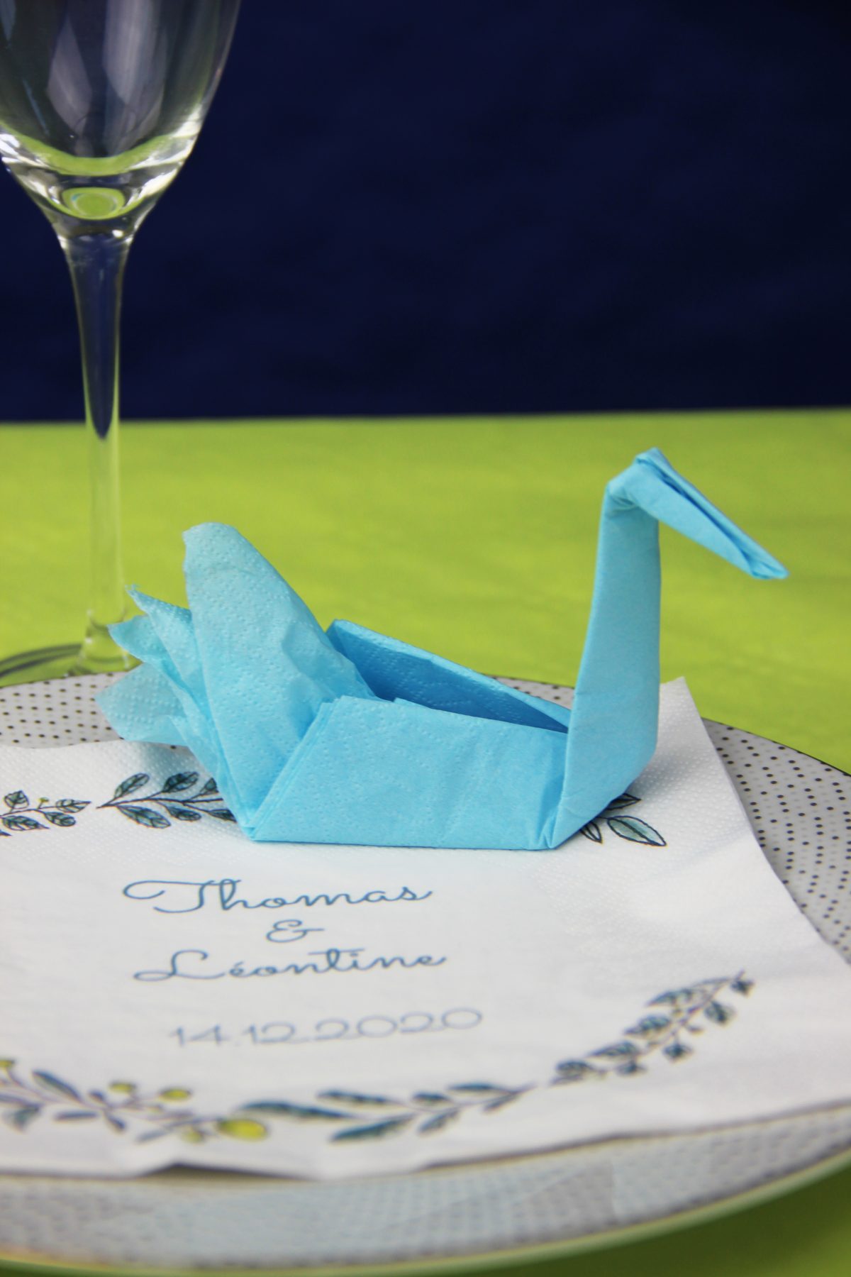 Serviette en papier pliée en forme de cygne pour une table de mariage