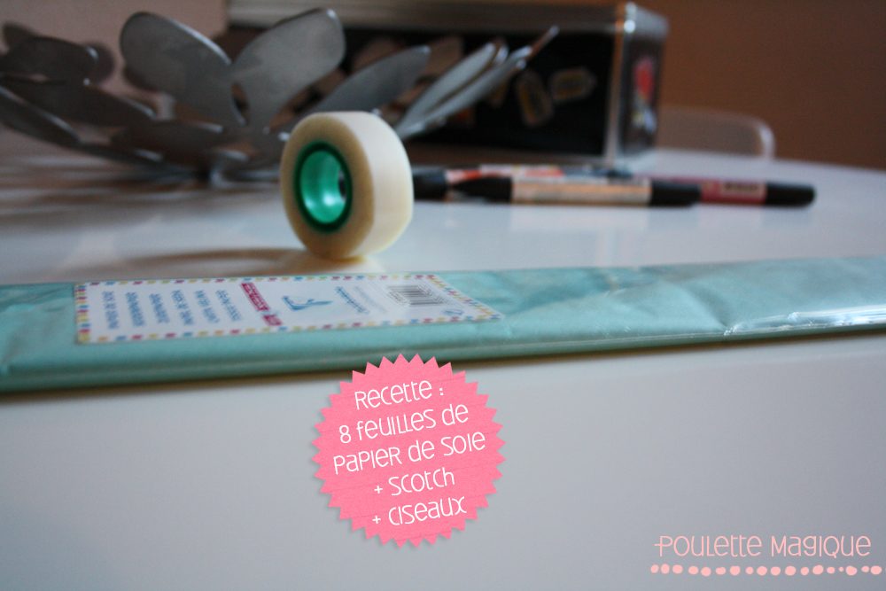 Pompons en papier de soie suspendus en décoration