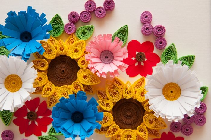 Composition de fleurs en quilling colorées de différentes tailles