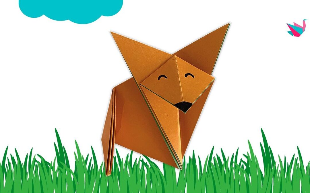 Renard en origami orange terminé, posé sur une table en bois