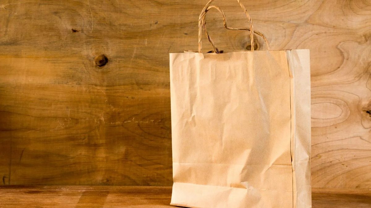 Joli sac cadeau en papier kraft fait maison, fermé par une ficelle
