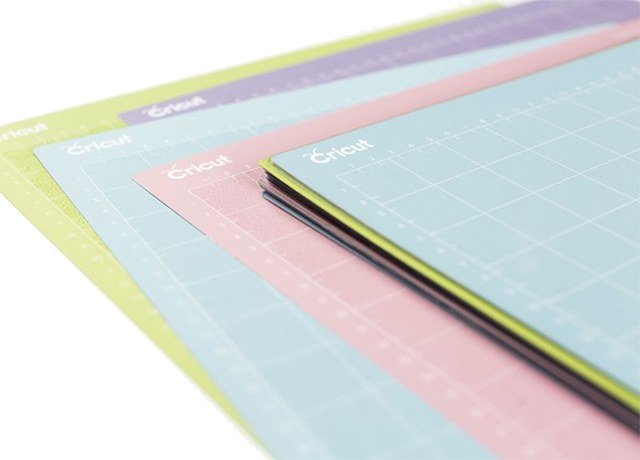 Les tapis de découpe Cricut de couleurs différentes (vert, bleu, rose, violet) disposés en éventail